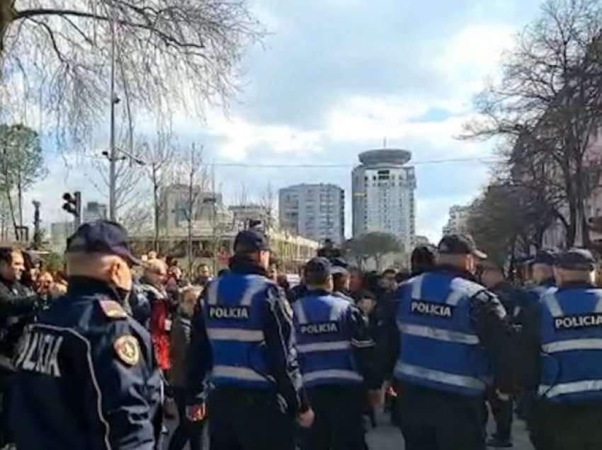Protestuesit bllokojnë kryqëzimin te Myslym Shyri, rrethohen nga policët