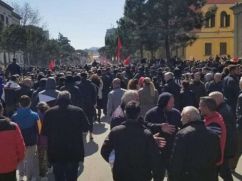  “Shqipëria ka 2 zgjidhje”, “O legen”/ Protestuesit nuk përmbahen ndaj Ramës
