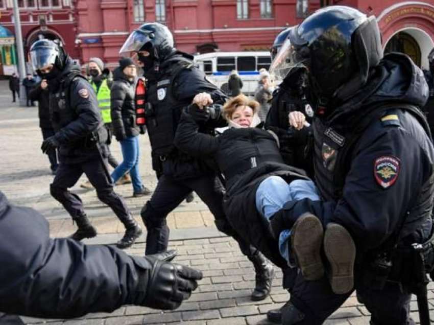 Regjimi i Putinit arrestoi mbi 800 protestues në protestat kundër luftës 