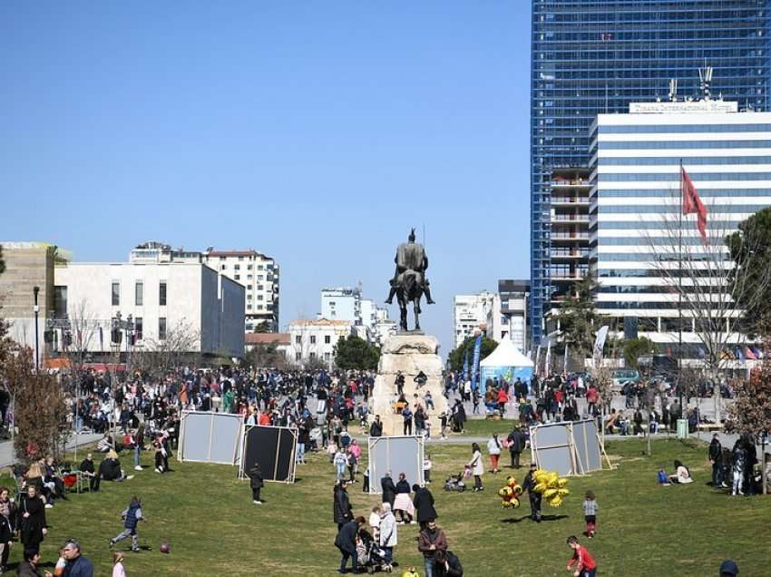 Tirana mbushet plot për “Ditën e Verës”, mijëra njerëz shijojnë festën