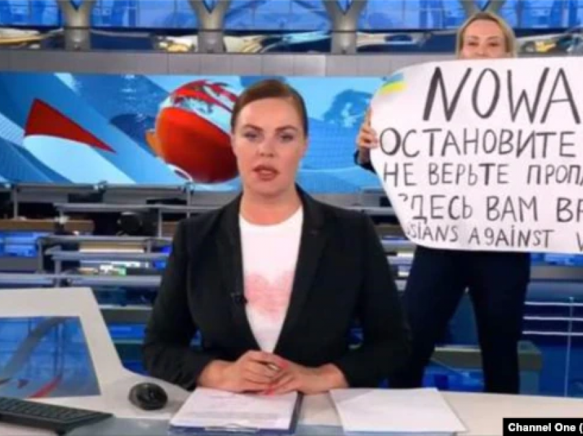 Një protestuese përfshihet në transmetim të drejtpërdrejtë në kanalin rus