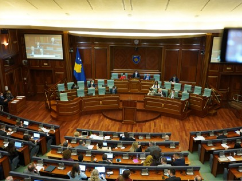 ​Shtyhet debati parlamentar për rritjen e çmimeve