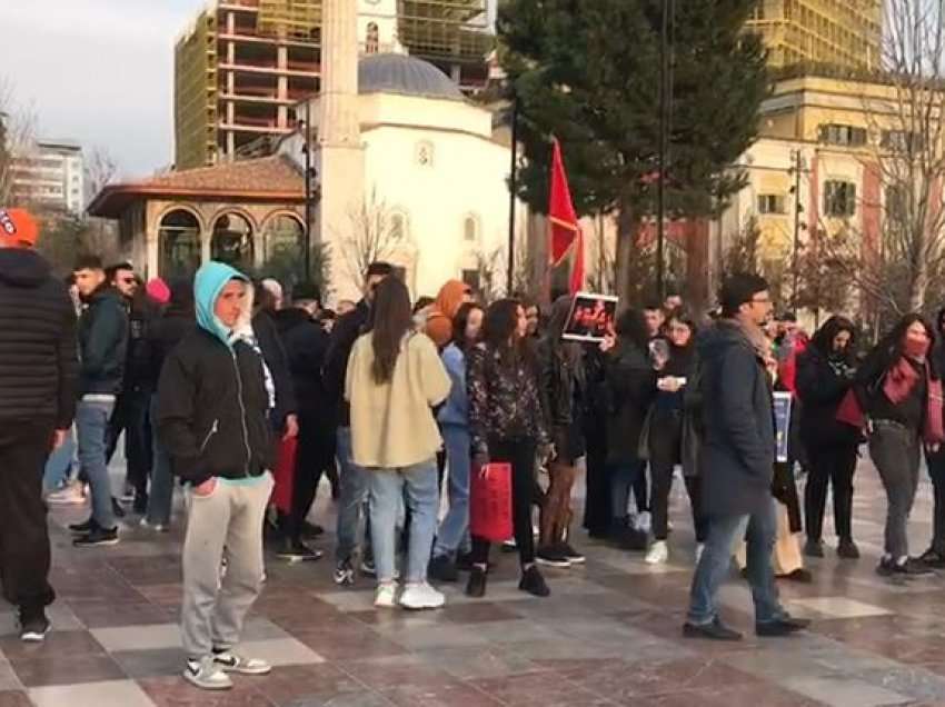 Nis dita e 7-të e protestës kundër rritjes së çmimeve, qytetarët marshojnë nga sheshi Skënderbej drejt Kryeministrisë