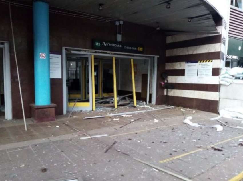 Nga bombardimet, stacioni i autobusave në Kiev është dëmtuar 