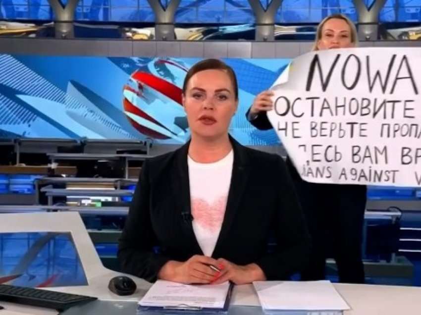 Media gjermane shkruan për heroinën ruse të së vërtetës, që protestoi kundër luftës në Ukrainë dhe gënjeshtrave të regjimit të Putinit