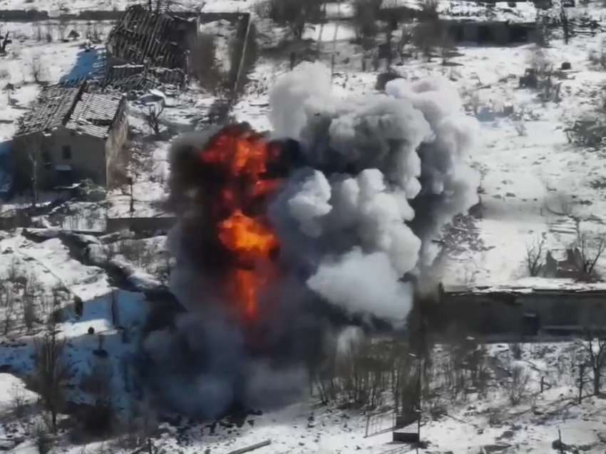 Momenti kur parashutistët ukrainas e çojnë në ajër tankun rus në mënyrë piktoreske