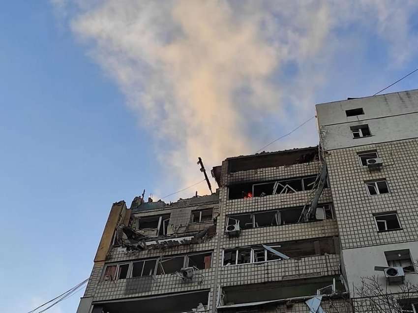 Apartamenti 12-katësh në Kiev goditet nga trupat ruse