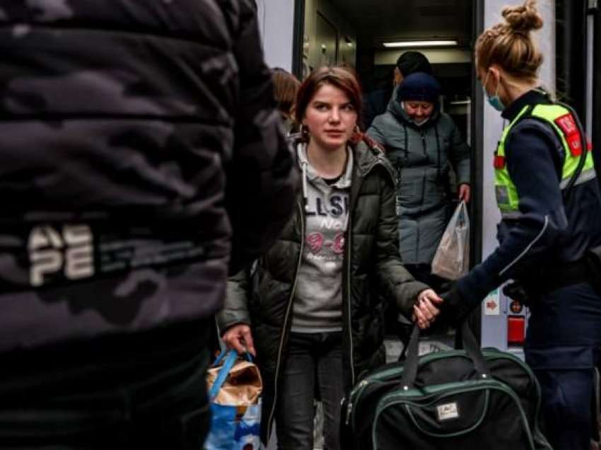 Ukrainasit që kërkojnë strehim paraqesin 'sfidë të madhe' për Gjermaninë