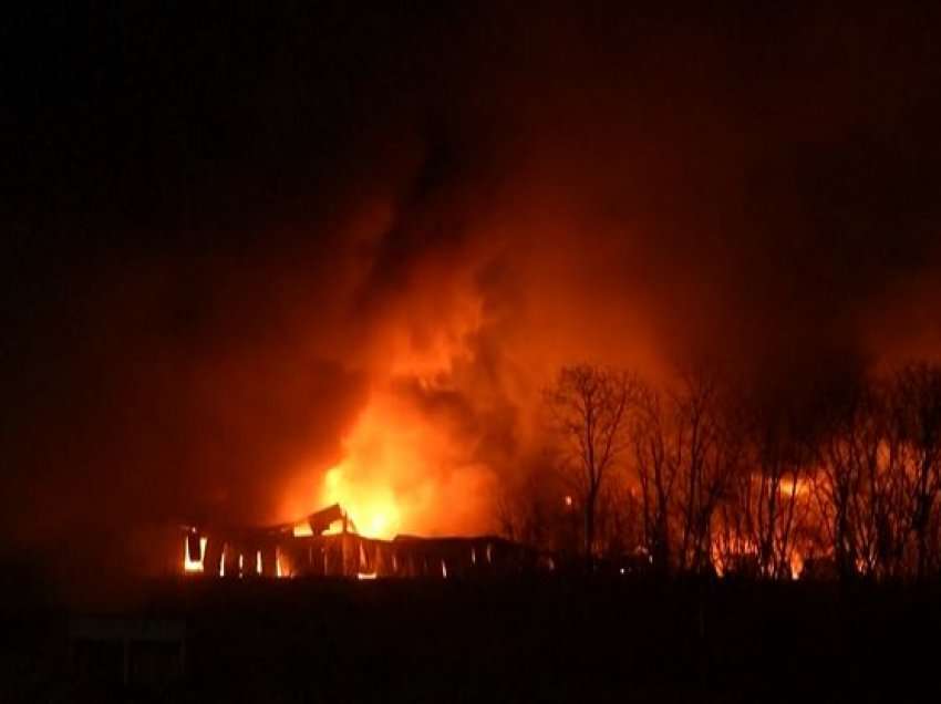 Zjarr masiv në një magazinë në Kiev