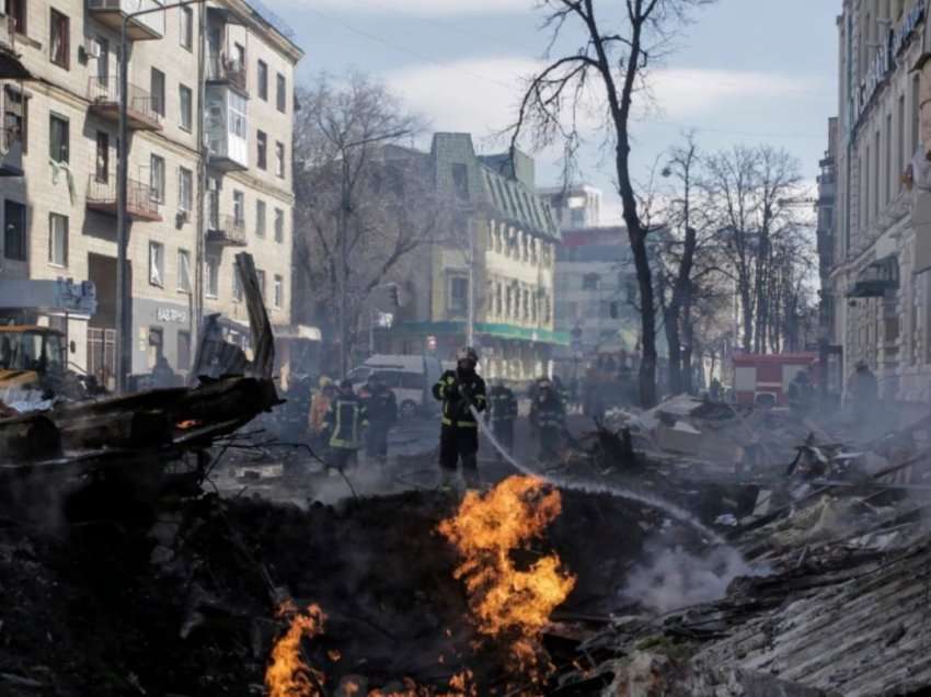 Vazhdon bombardimi i qyteteve të mëdha në Ukrainë, lufta hyri në javën e tretë