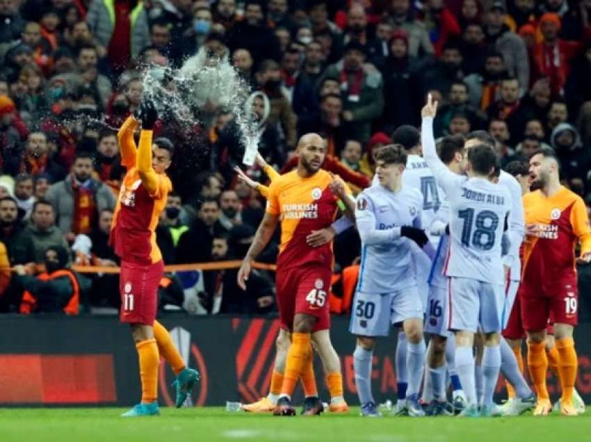 Tifozët me shishe e Alba me top, ja momenti i konfrontimit të tifozëve turk me mbrojtësin e Barçës
