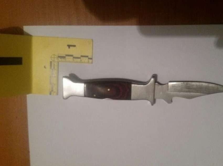 ​Theret me thikë 36 vjeçari në Ulpianë, arrestohet një 52 vjeçar