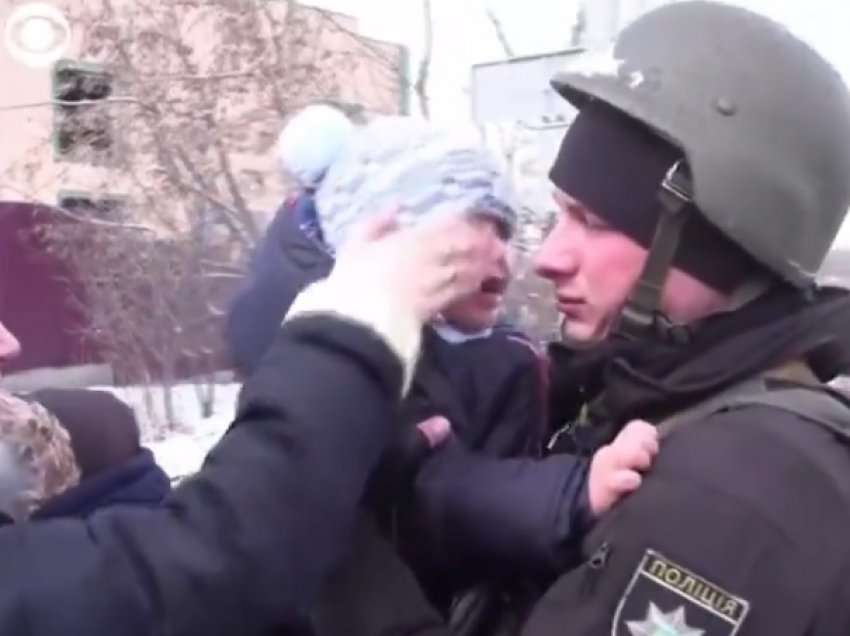Të qara dhe frikë, momenti kur vogëlushi ukrainas ndahet nga i ati ushtar