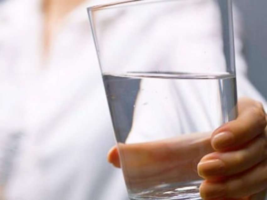 Mësoni arsyet pse duhet konsumuar një gotë ujë çdo mëngjes