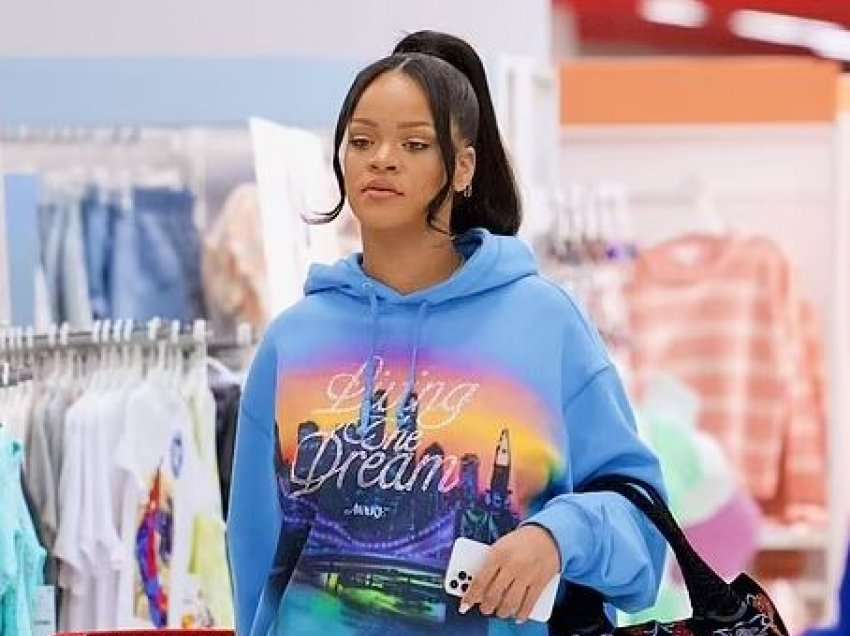Rihanna fotografohet duke blerë rroba për fëmijë