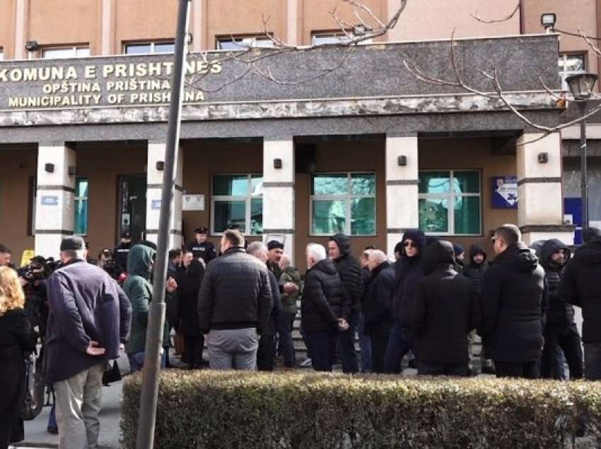Banorët e tri lagjeve protestojnë kundër “Prishtina Parking”: S’lejojmë të na i marrin veturat