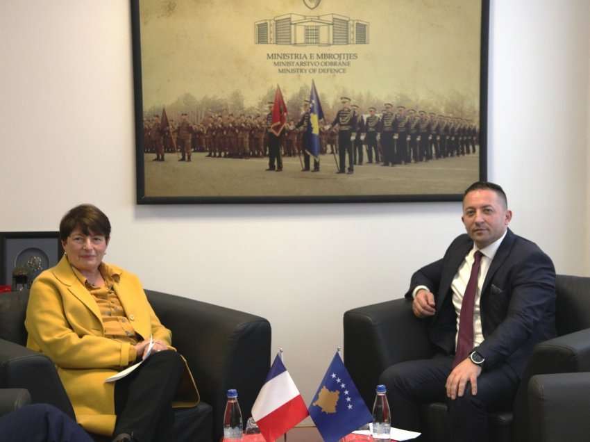 Ministri Mehaj takohet me ambasadoren franceze