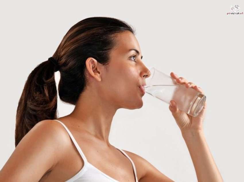 A humbisni vërtet peshë duke pirë ujë?