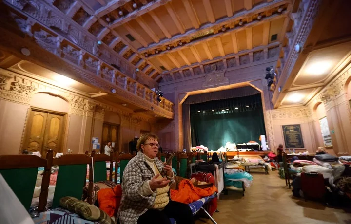 Ikin nga lufta, strehimin e gjejnë në një teatër në Poloni