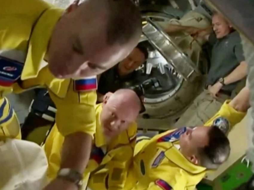 Kostumet e tre astronautëve rusë në ngjyrat e flamurit ukrainas