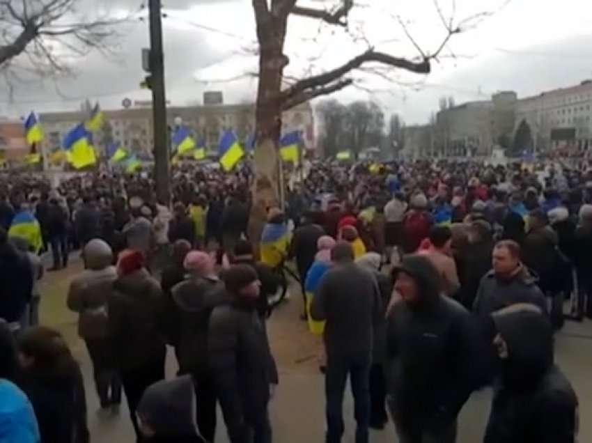 Pamjet/ Ukrainasit nuk i ndal as lufta, dalin protestojnë kundër rusëve