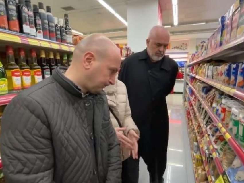 Rama zbret në terren, inspekton nga afër çmimet në supermarkete