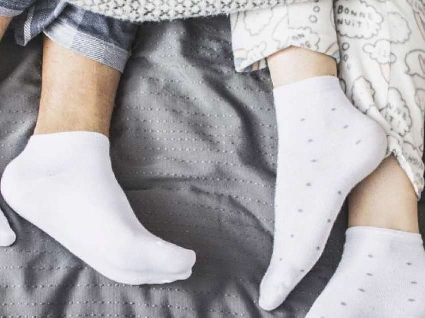 Çfarë ndodh me shëndetin tuaj nëse flini me çorape