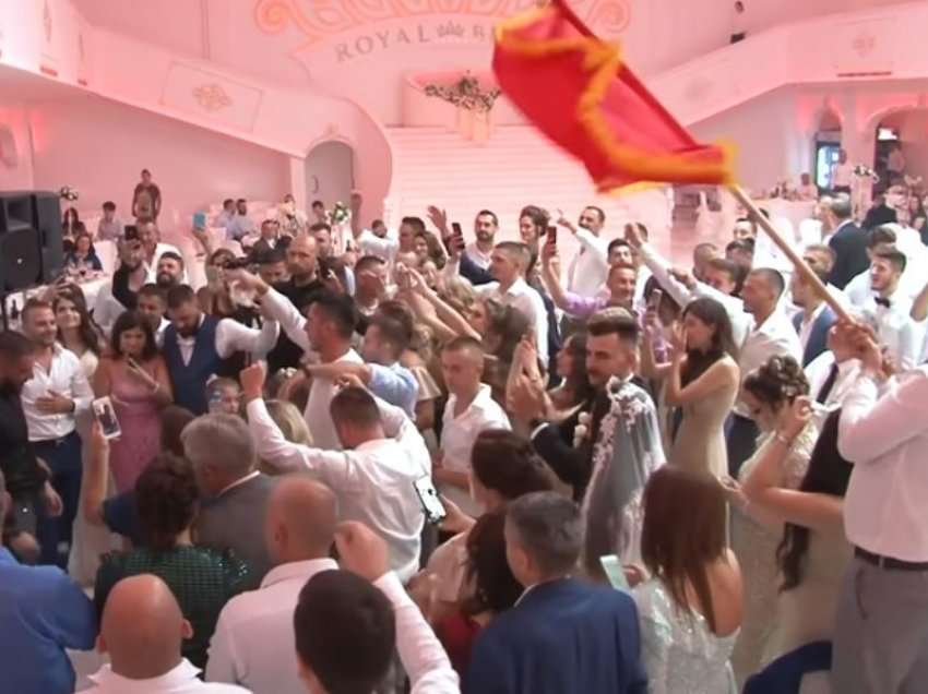 Surprizë plot emocion: Gold Ag ndez atmosferën në një dasmë në Shqipëri me këngët kushtuar heronjve 