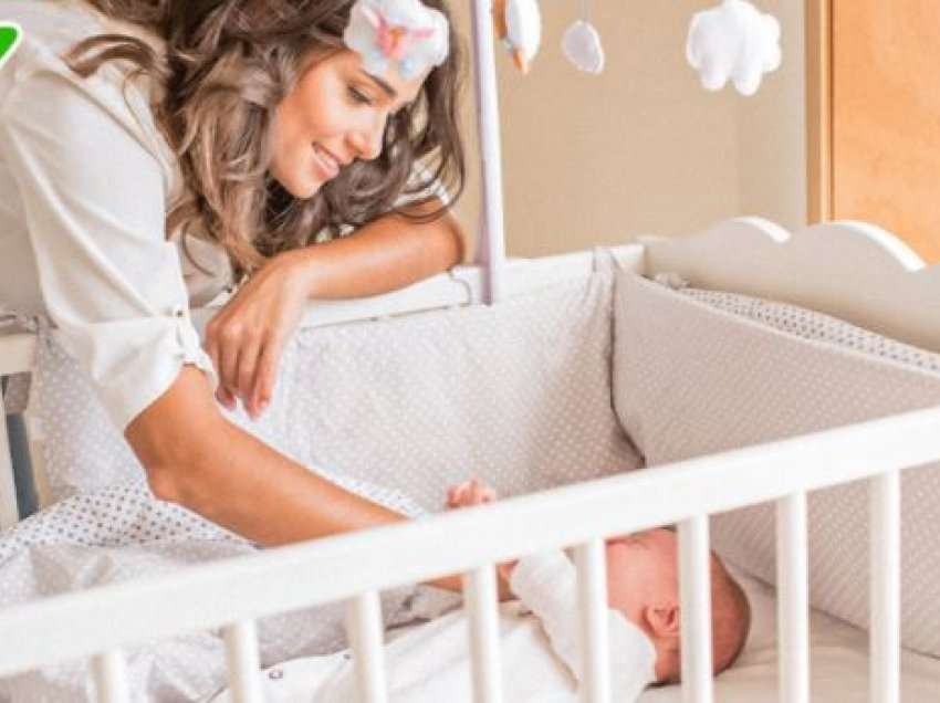 Pse foshnjat duhet të flenë në dhomën e prindërve gjatë vitit të tyre të parë?