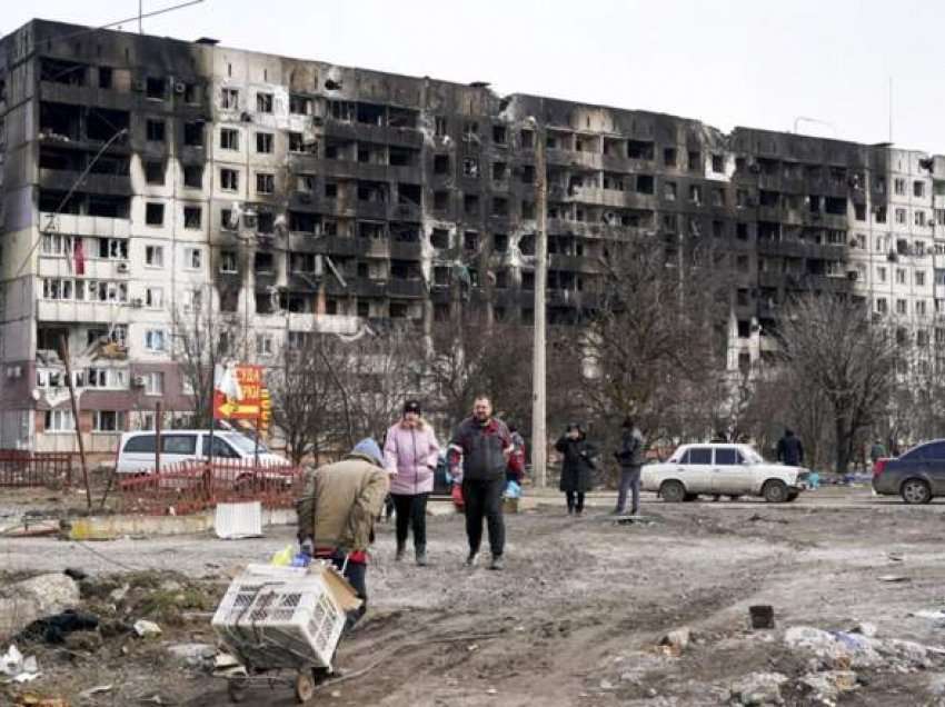 Ukrainasi rrëfen rreziqet e largimit nga Mariupoli