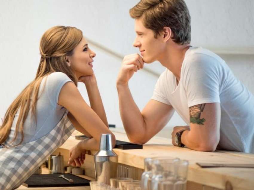 Pse burrat e interpretojnë sjelljen miqësore të grave si flirtim?