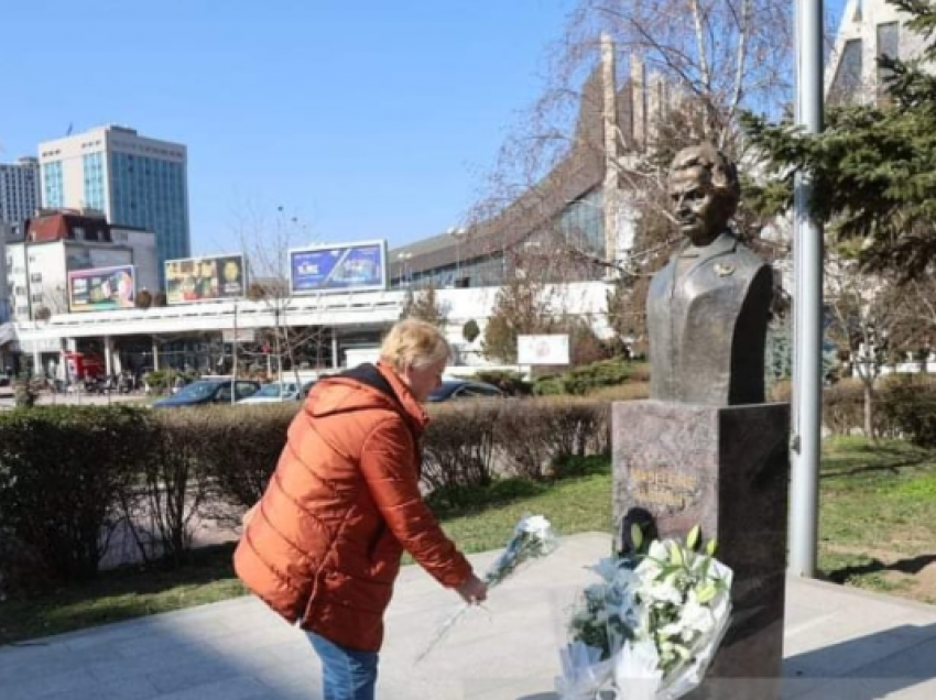 Qytetarët e rastit vendosin lule tek busti i Madeleine Albright në Prishtinë