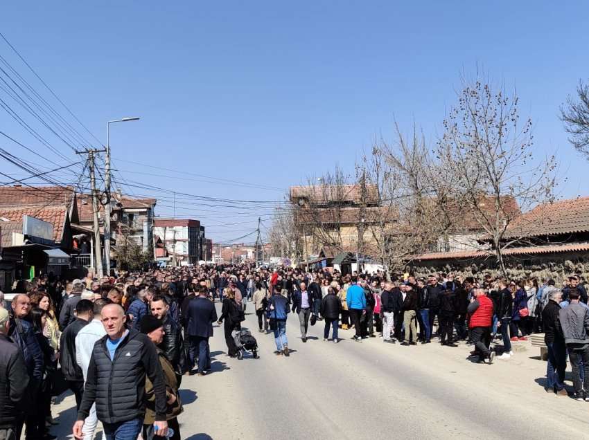 Rreth10 autobusë me protestues nga Serbia arrijnë në Mitrovicën e Veriut