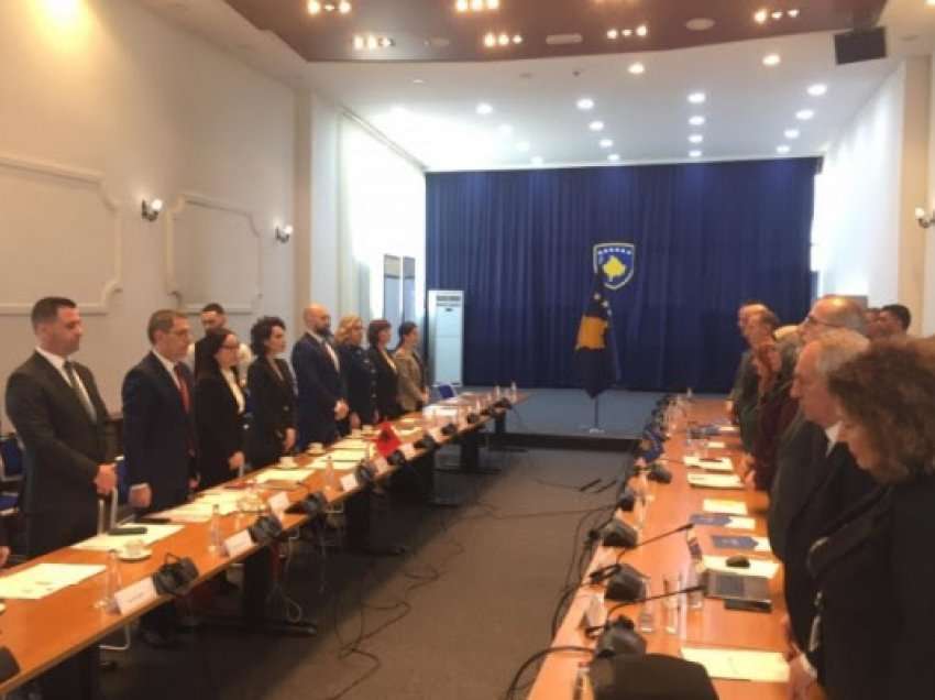 ​Komisioni i Shëndetësisë së Kosovës dhe ai i Shqipërisë nisin takimin me një minutë heshtje për Albright