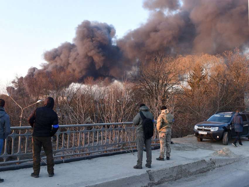 Zjarr dhe tym i dendur nga vendi i shpërthimit në Lviv