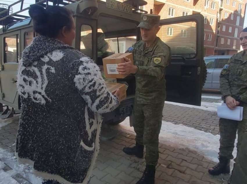 Ushtarët e FSK-së u shpërndajnë familjeve në nevojë pako ushqimore dhe higjienike
