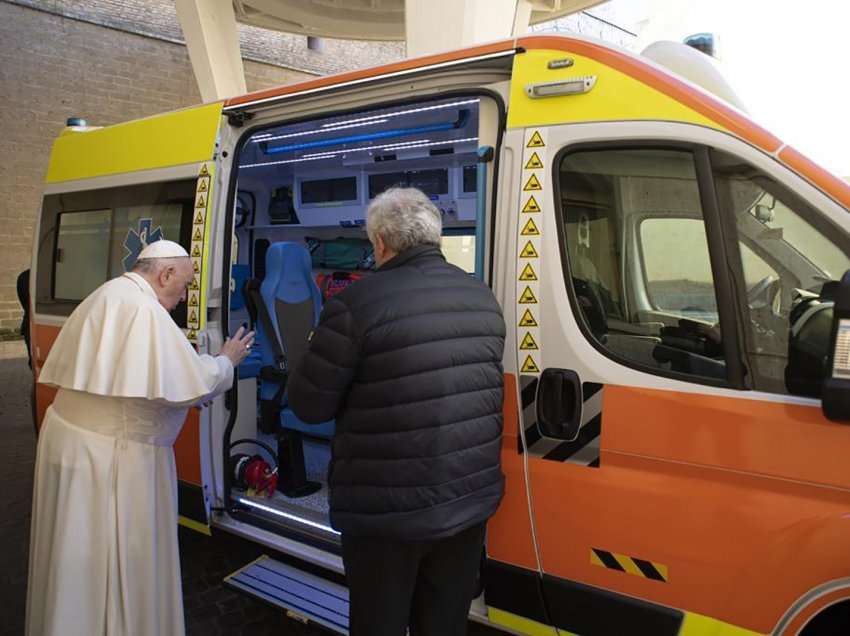 Ambulanca e dhuruar nga Papa Françesku rrugës për në Lviv