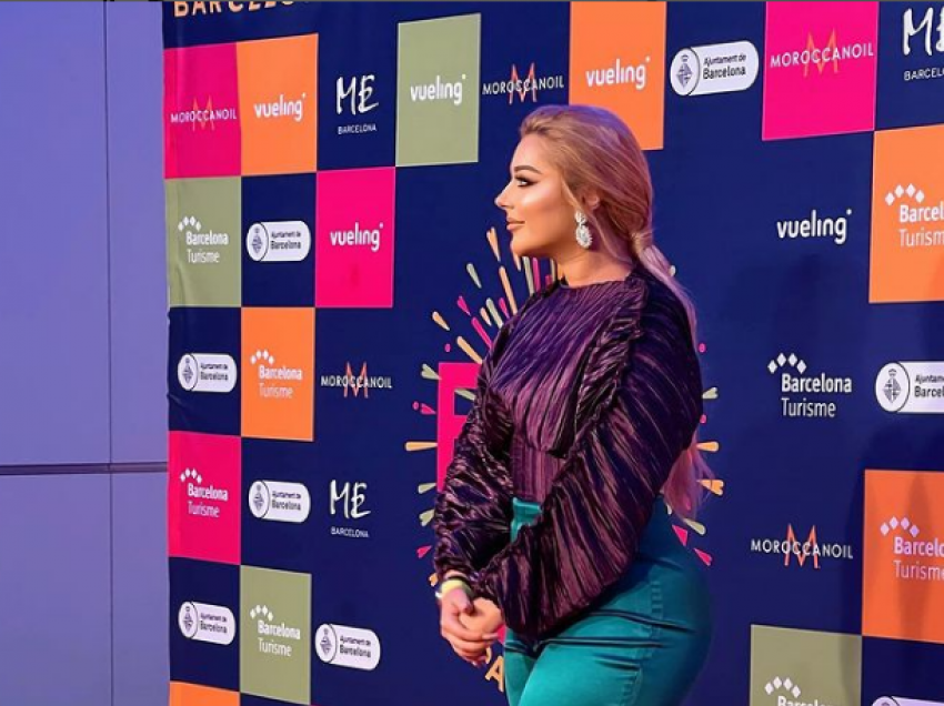 “Pse i ke veshur?” Ronela Hajatit i përgjigjet ndjekëses që e kritikoi për paraqitjen në “Eurovision Party”