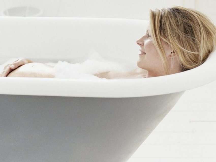 Sipas mjekëve gjinekologë ja kur mund të bëni dush pasi keni lindur me ndërhyrje cezariane