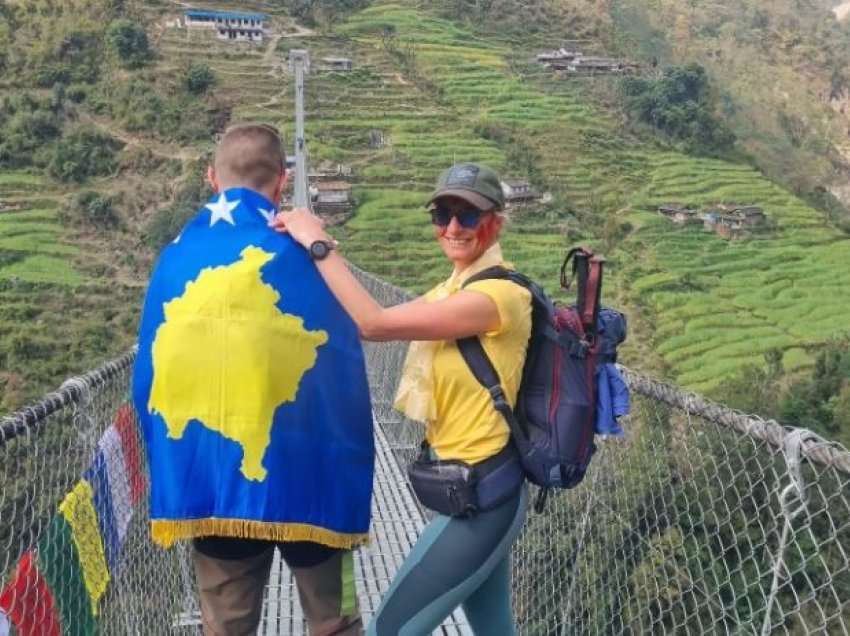 Flamuri i Kosovës valon sërish në Himalaje, këtë herë e ngrit Zana e Malit