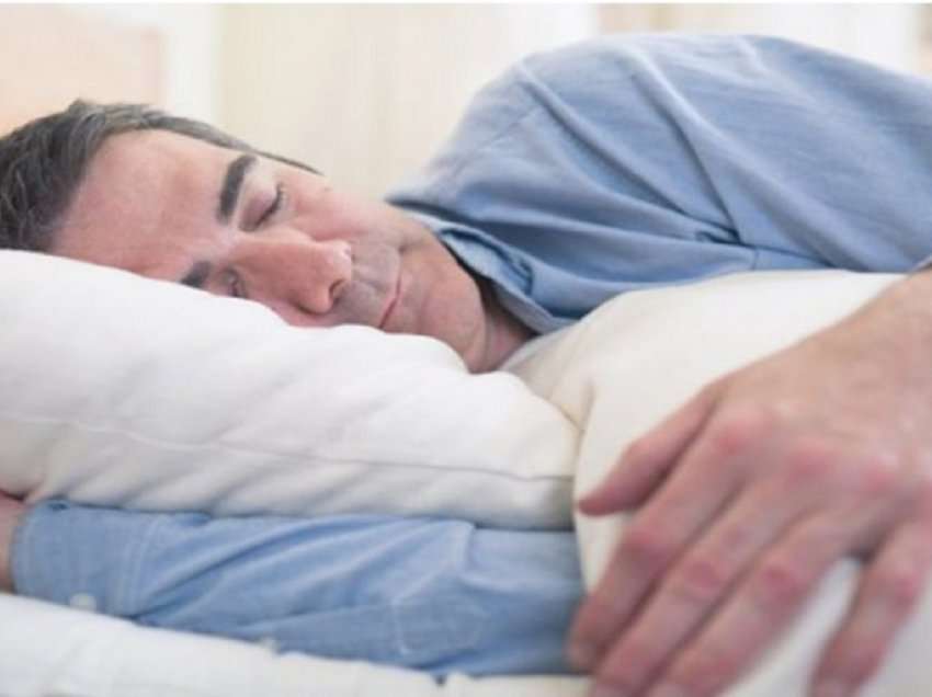 Pse kur plakeni bëhet më e vështirë të flini gjumë?