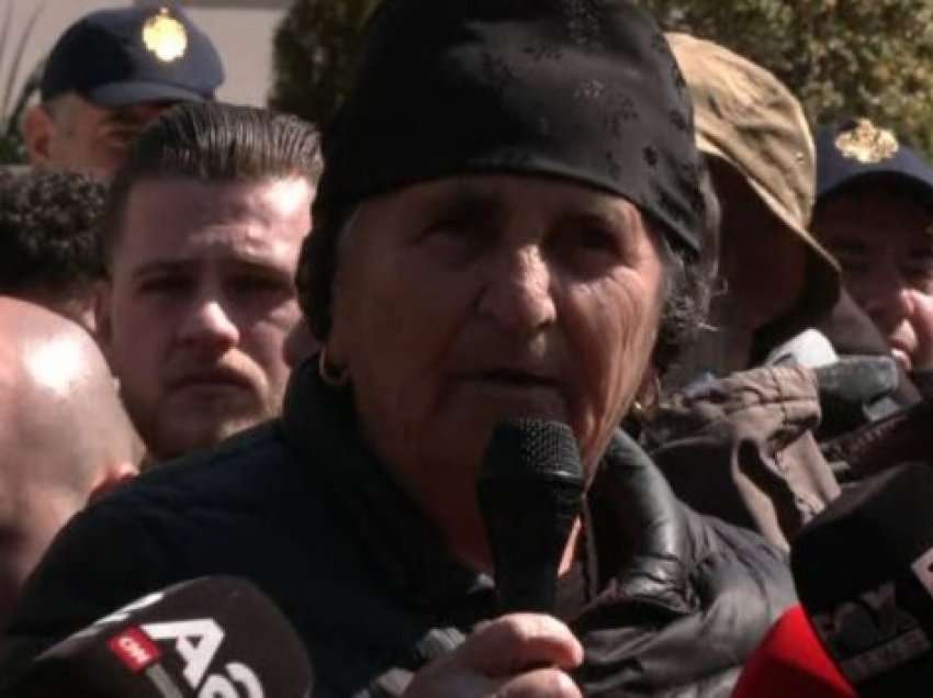 Gruaja dëbon nënë Lizën nga protesta, reagon e moshuara e “5 majit”
