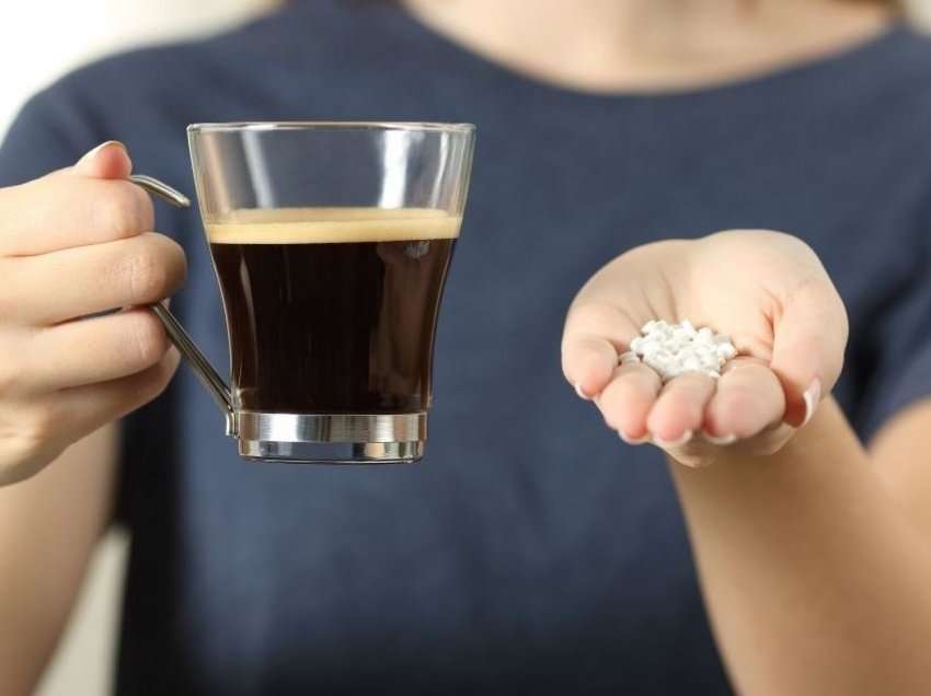 A kemi të drejtë që i gëlltisim pilulat me një gllënjkë kafe?