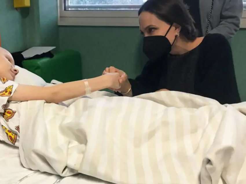 Angelina Jolie vizitoi fëmijët ukrainas në një spital në Romë