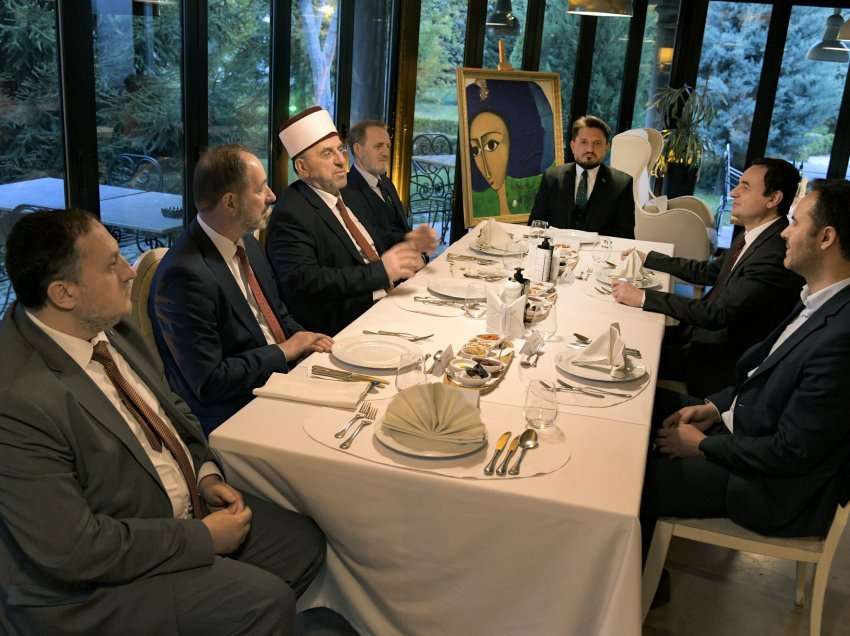 Kryeministri Kurti shtroi iftar për kryetarin e Bashkësisë Islame të Kosovës, Naim Tërnava