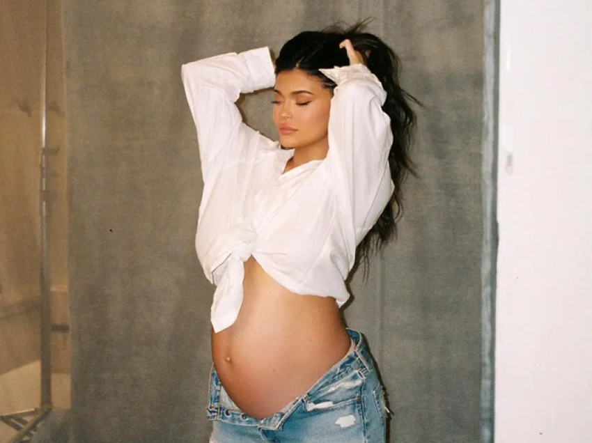 Kylie Jenner rrëfen sa kilogramë shtoi gjatë shtatzënisë dhe si po i heq tani