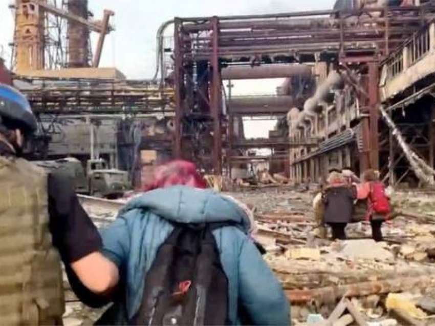 “Qindra njerëz ende të bllokuar në fabrikën e çelikut në Mariupol”