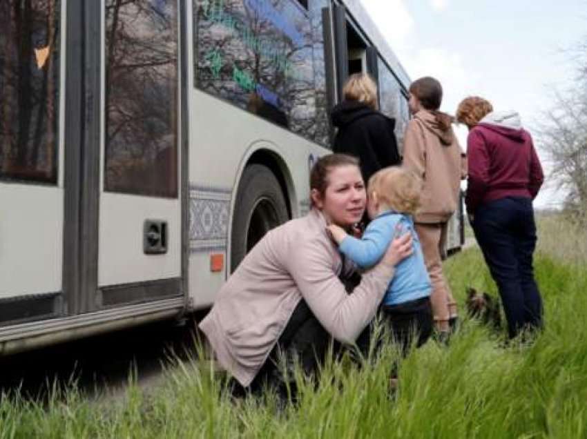 Evakuimi i civilëve në Mariupol shkon në vonesa