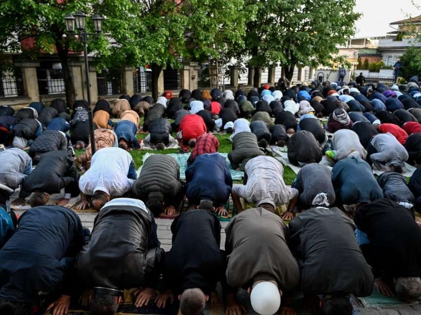 ​Besimtarët myslimanë kremtojnë sot Fitër-Bajramin