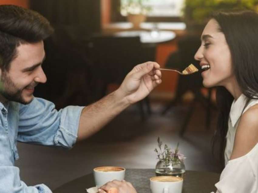 12 shenja që tregojnë se partneri ju dashuron çmendurisht